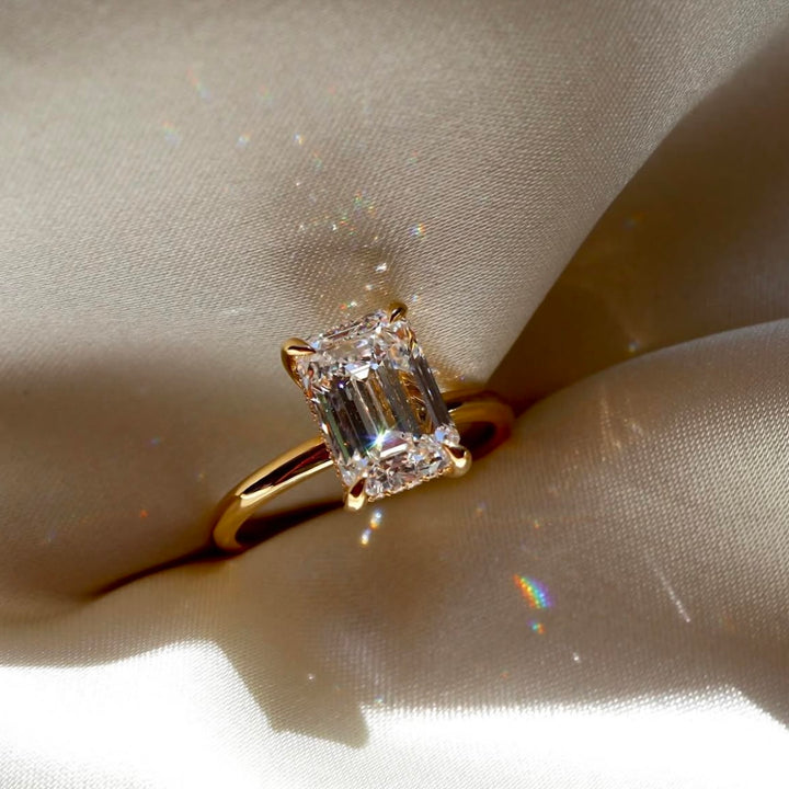 טבעת אירוסין סוליטר יהלום אמרלד 1.50 קראט והילה נסתרת