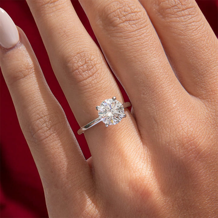 טבעת אירוסין סוליטר יהלום עגול 1.50 קראט והילה נסתרת