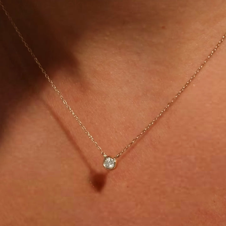 שרשרת סוליטר יהלום עגול מרחף בשיבוץ בזל