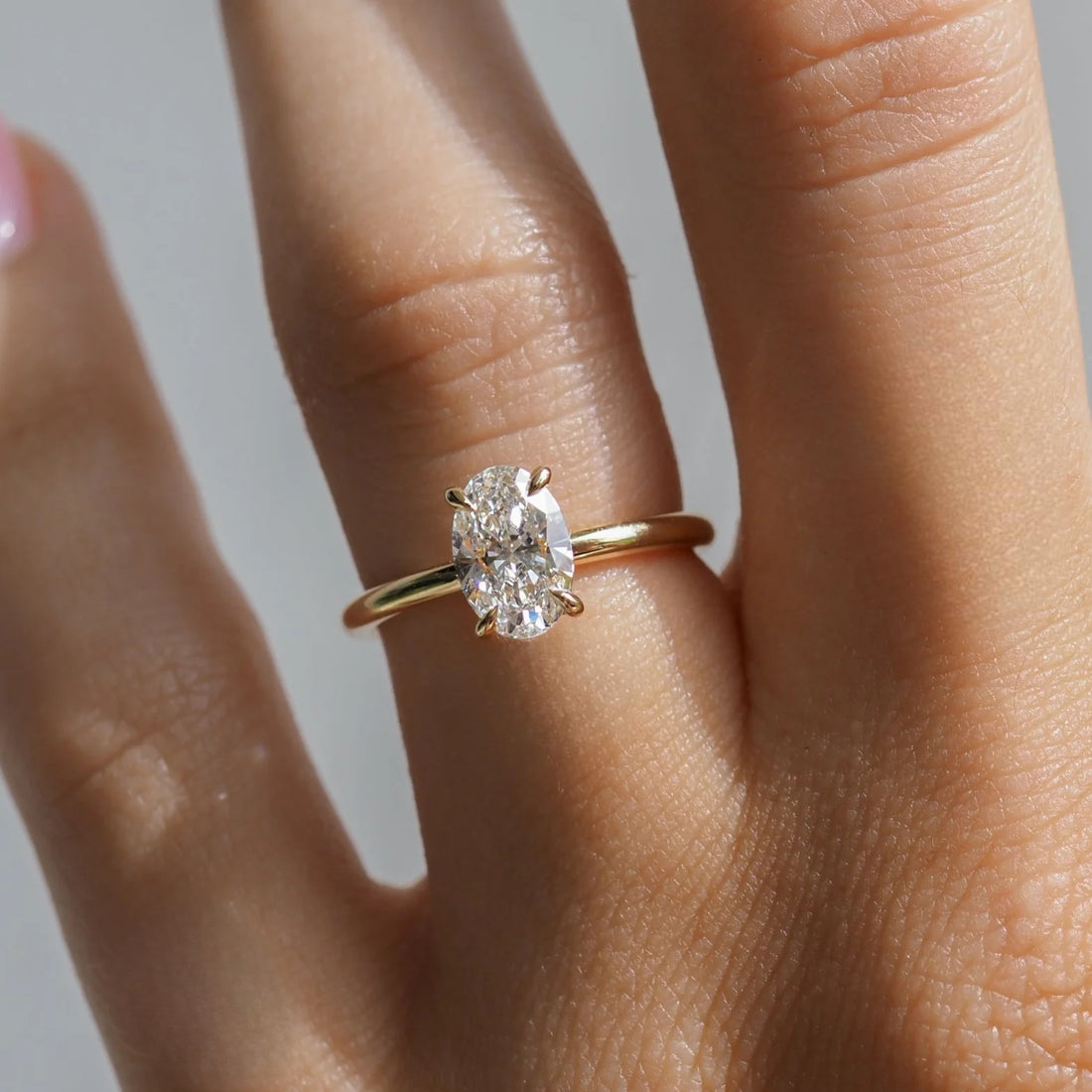 טבעת אירוסין סוליטר יהלום אובל 1 קראט