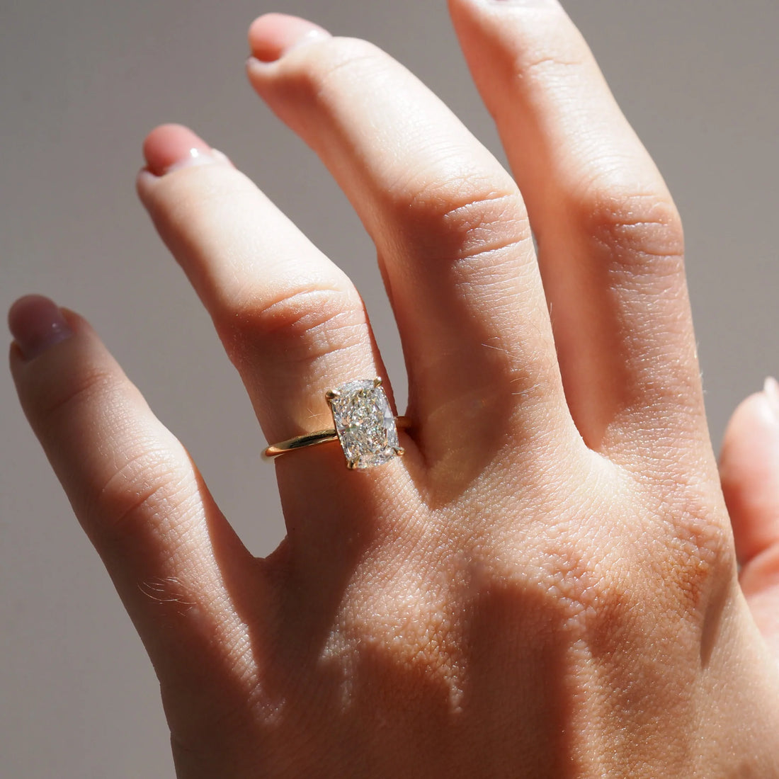 טבעת אירוסין סוליטר יהלום קושן ארוכה 2.7 קראט