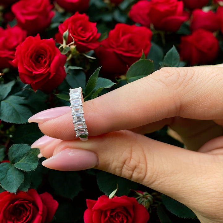 טבעת שורה יהלומי אמרלד 1.80 קראט