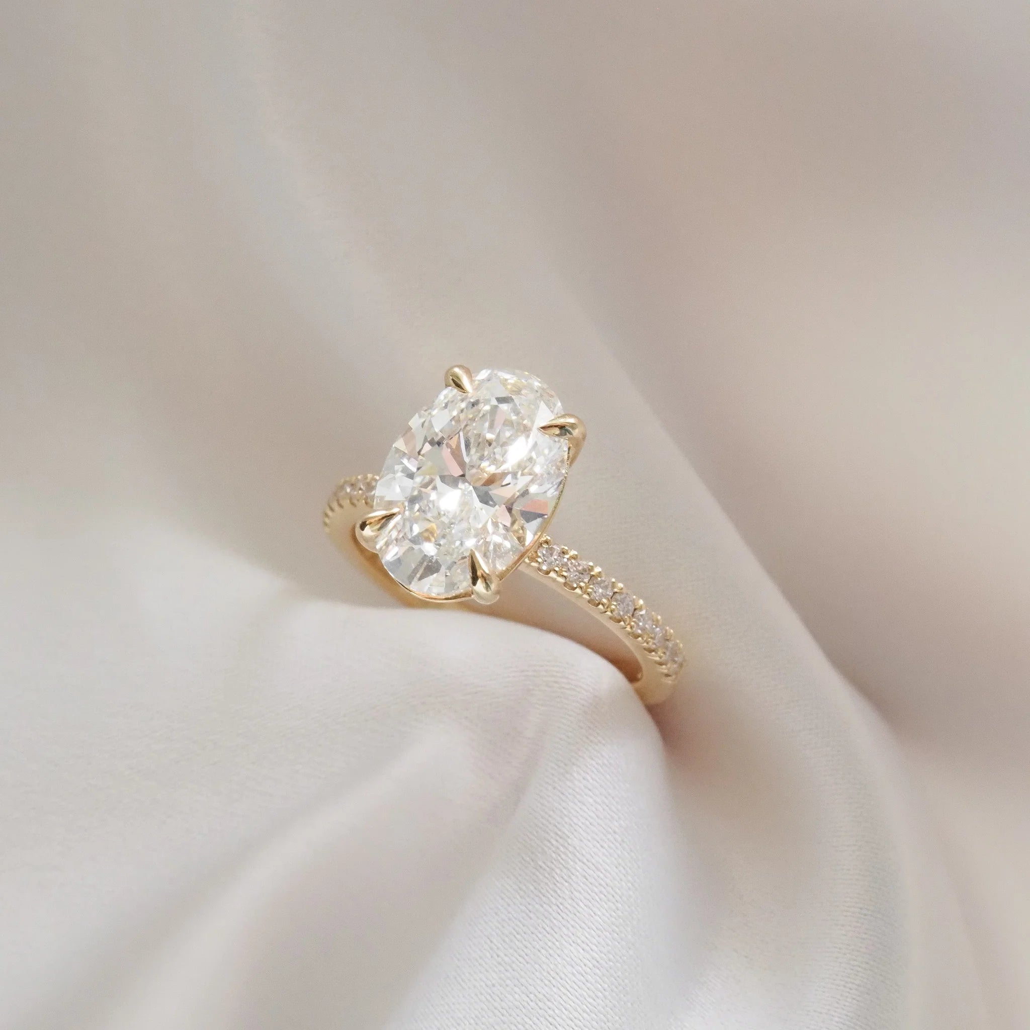 טבעת אירוסין יהלום אובל 3 קראט עם יהלומי צד