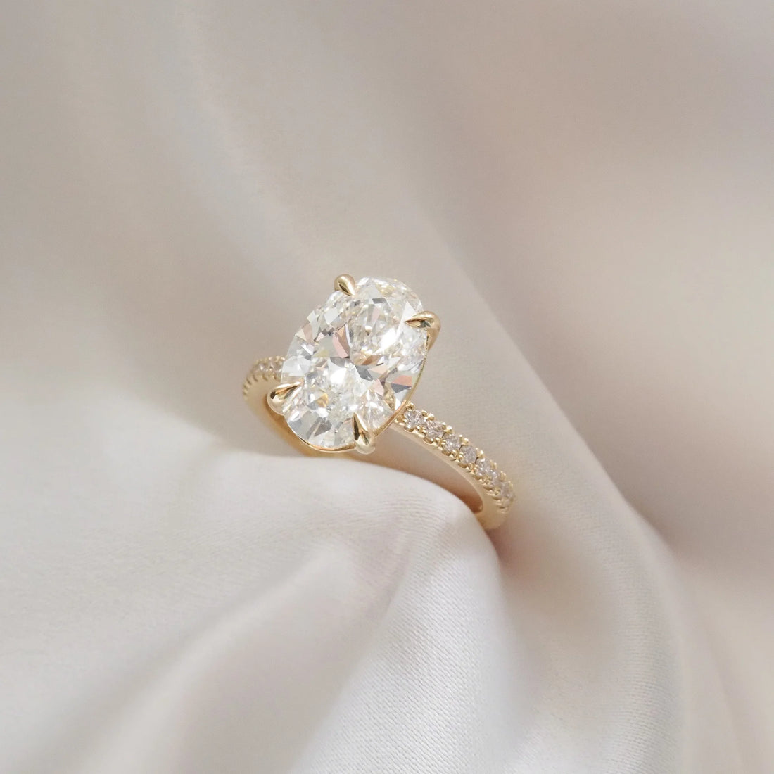 טבעת אירוסין יהלום אובל 3 קראט עם יהלומי צד