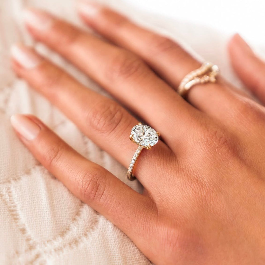 טבעת אירוסין מיקרו פאווה יהלום אובל 1.5 קראט והילה נסתרת