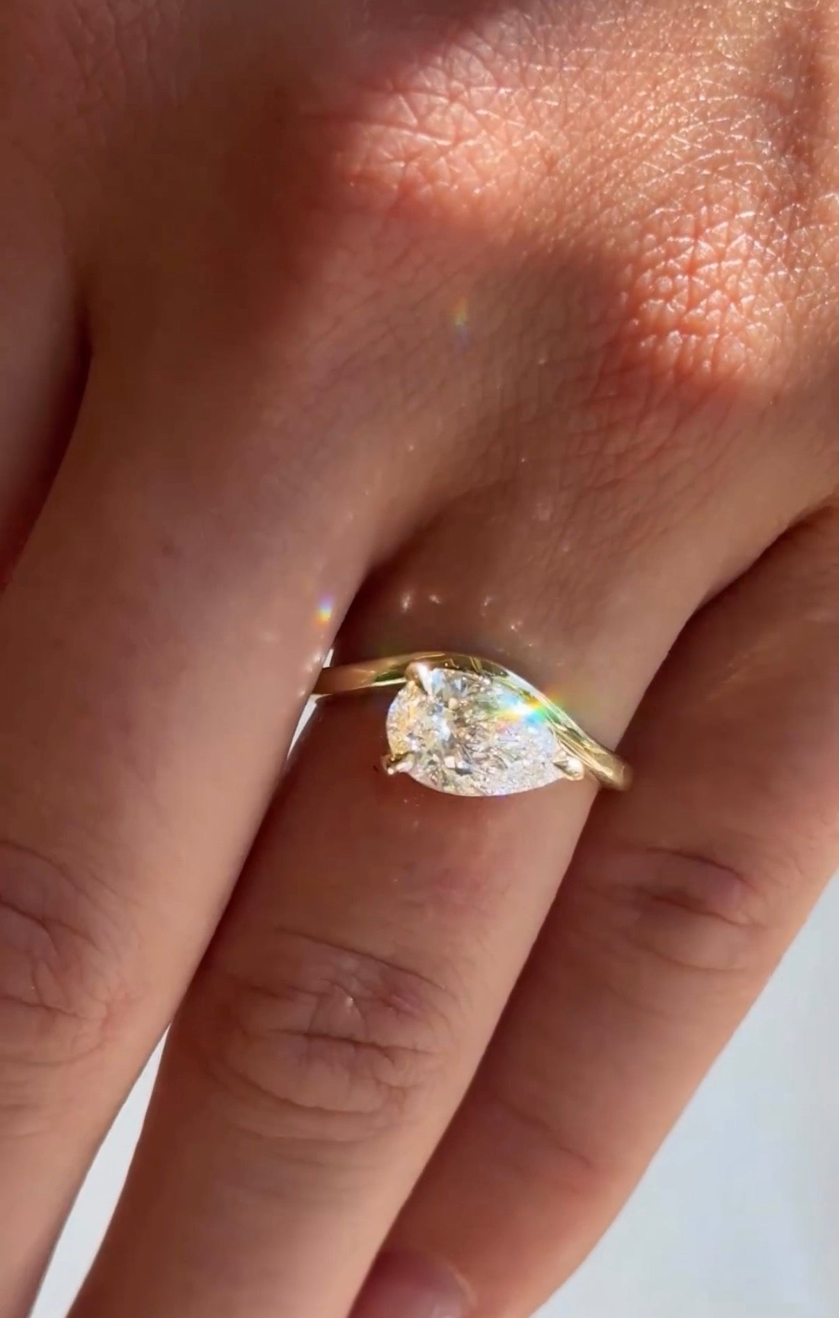 טבעת טוויסט יהלום טיפה 1.5 קראט בשיבוץ מזרח מערב