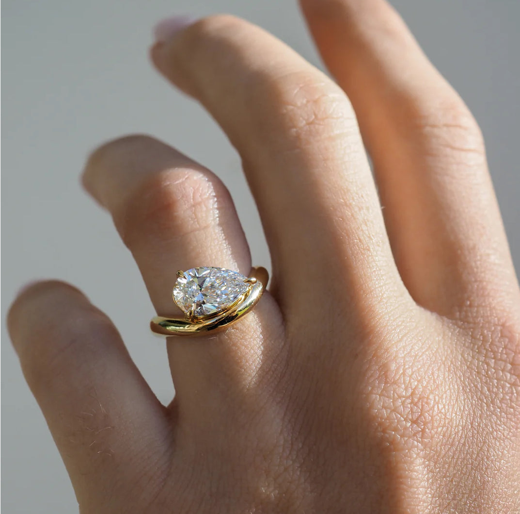 טבעת טוויסט יהלום טיפה 2 קראט בשיבוץ מזרח מערב