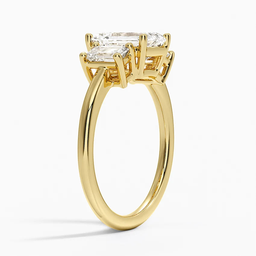 טבעת אירוסין שלוש אבנים 1.5 קראט יהלום אמרלד ואבני צד אמרלד