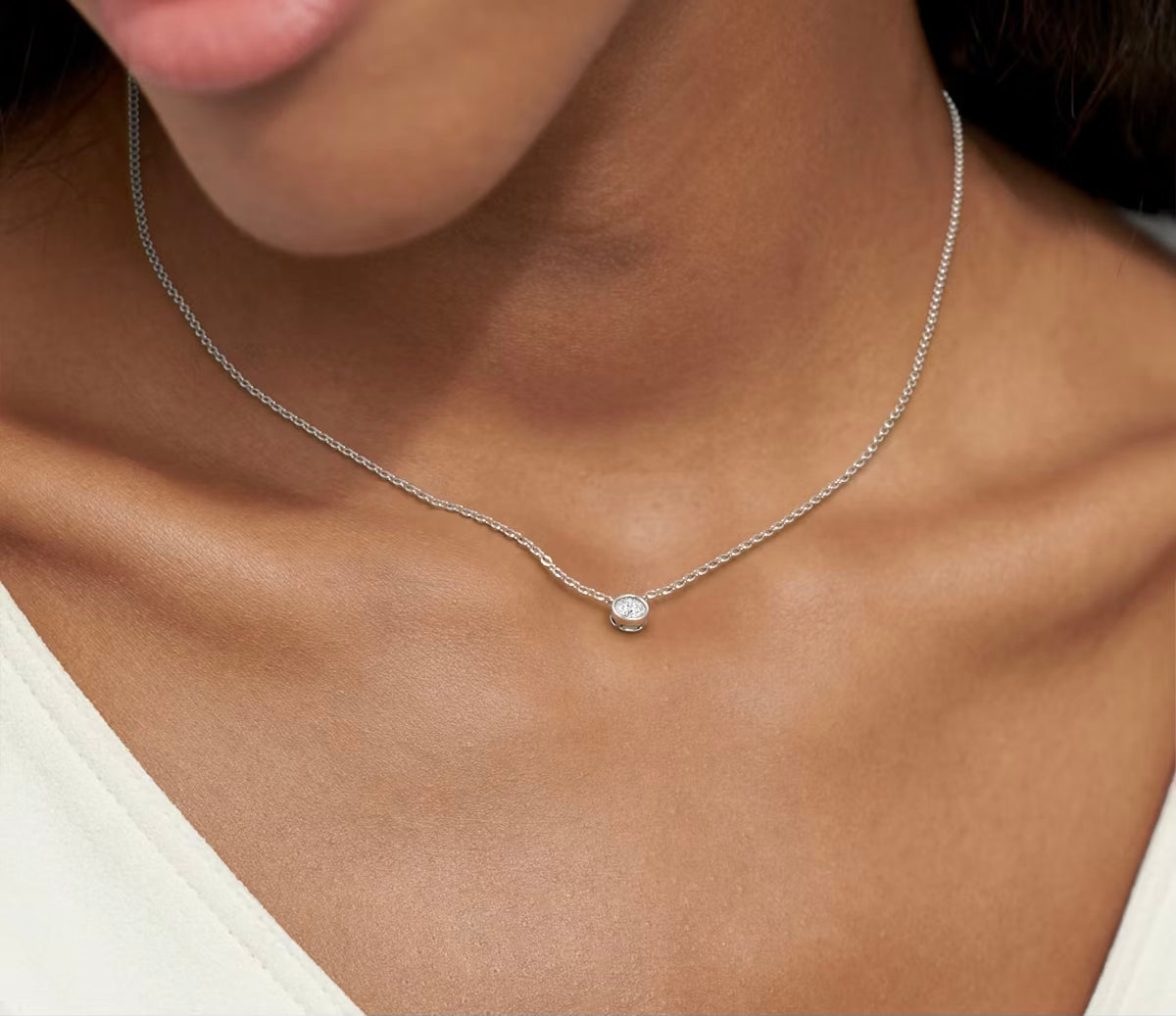 שרשרת סוליטר יהלום עגול מרחף בשיבוץ בזל