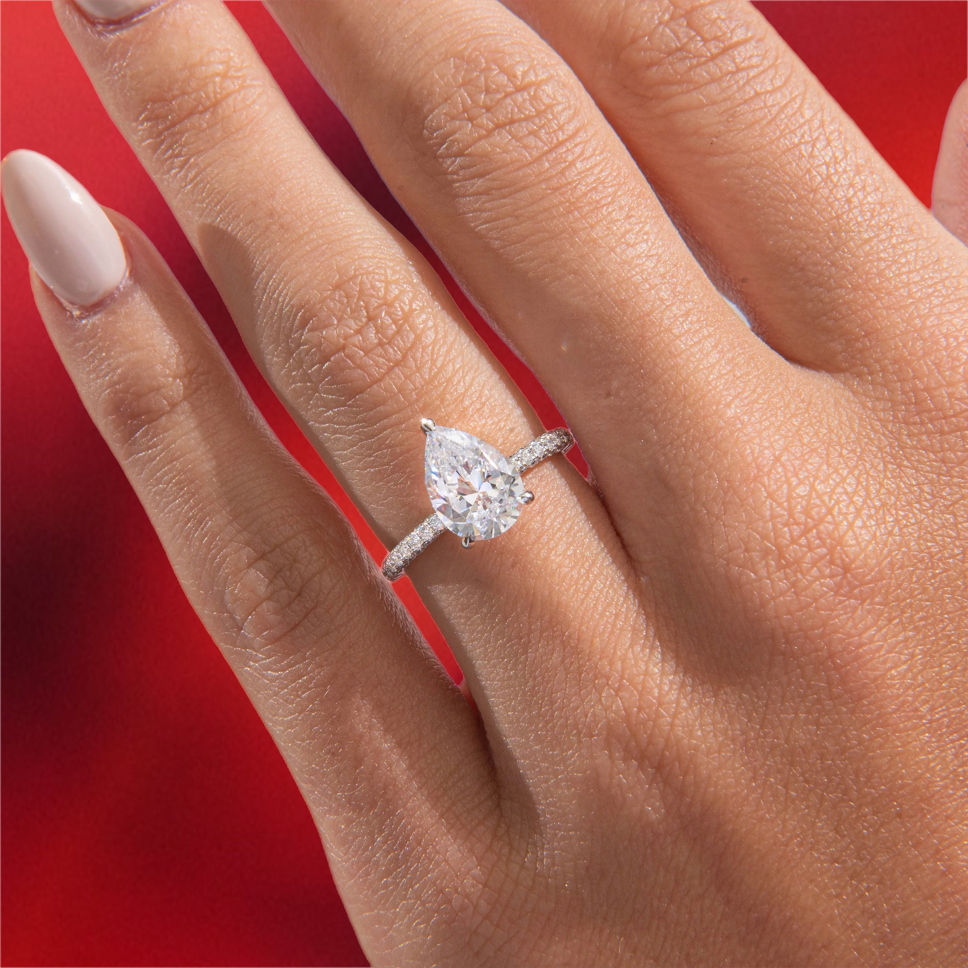 טבעת אירוסין יהלום טיפה 1.8 קראט עם יהלומי צד והילה נסתרת