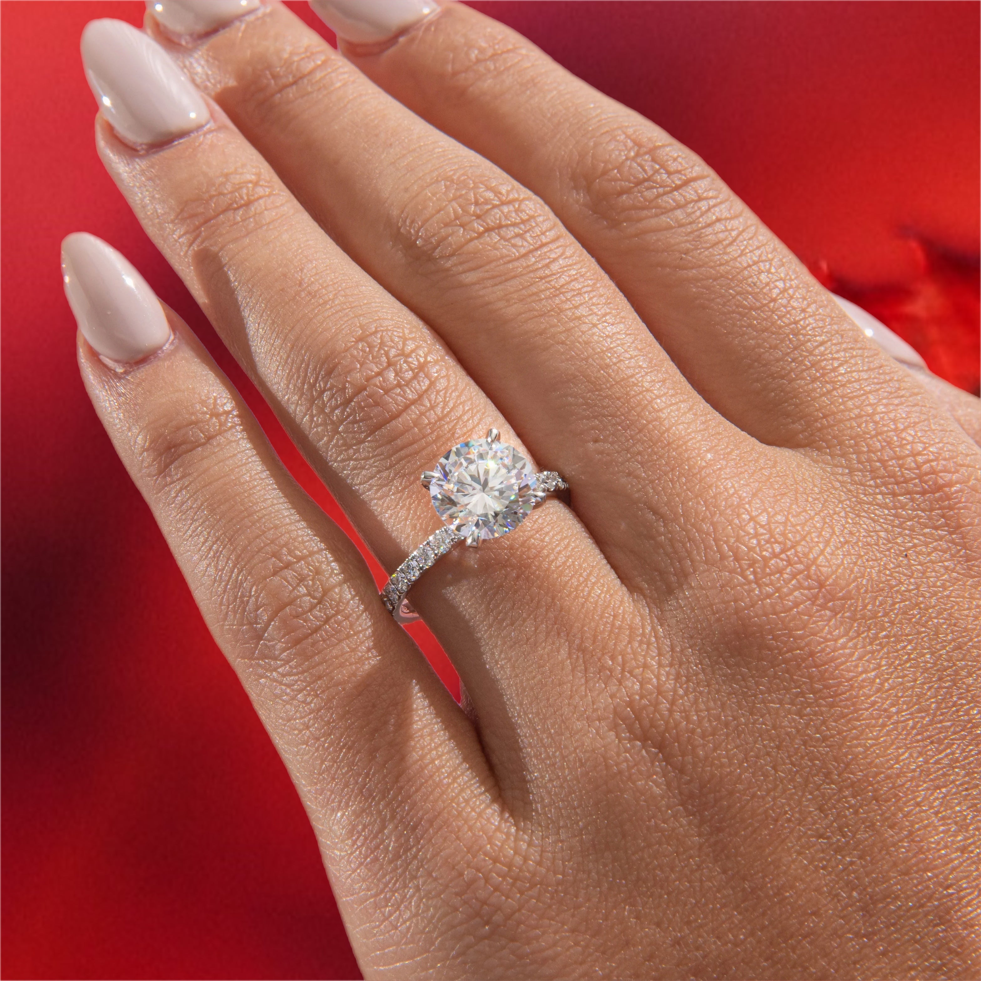 טבעת אירוסין יהלום עגול 1.5 קראט עם יהלומי צד והילה נסתרת