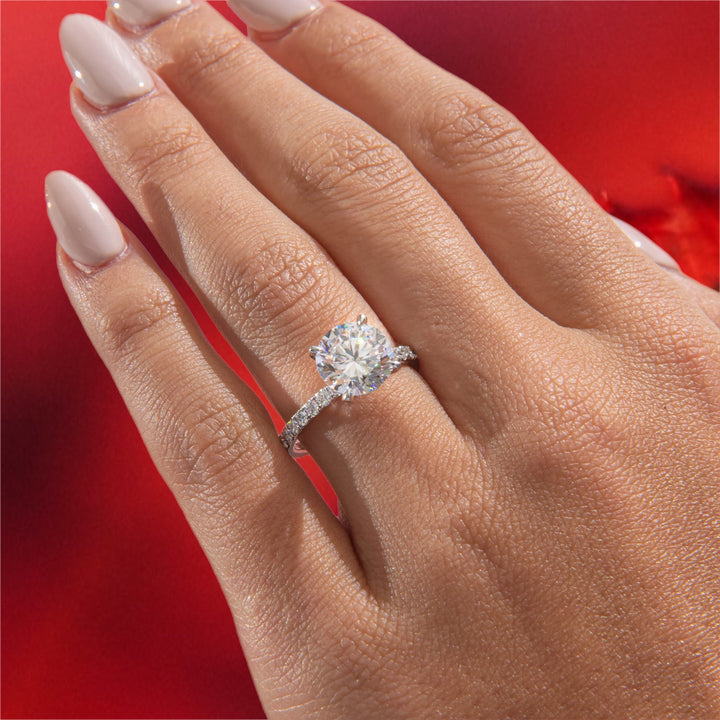 טבעת אירוסין יהלום עגול 1.5 קראט עם יהלומי צד והילה נסתרת