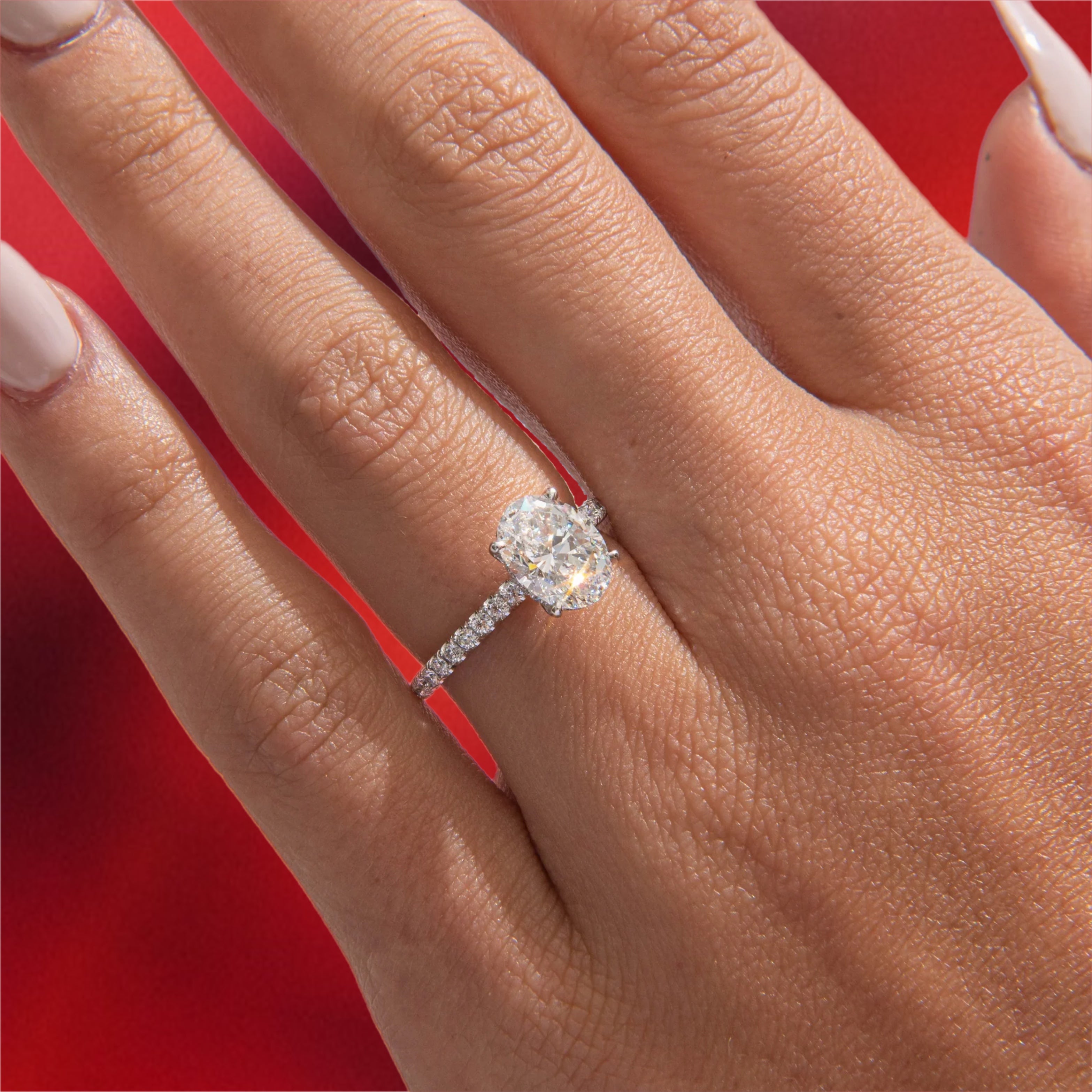 טבעת אירוסין יהלום אובל 1.5 קראט עם יהלומי צד והילה נסתרת