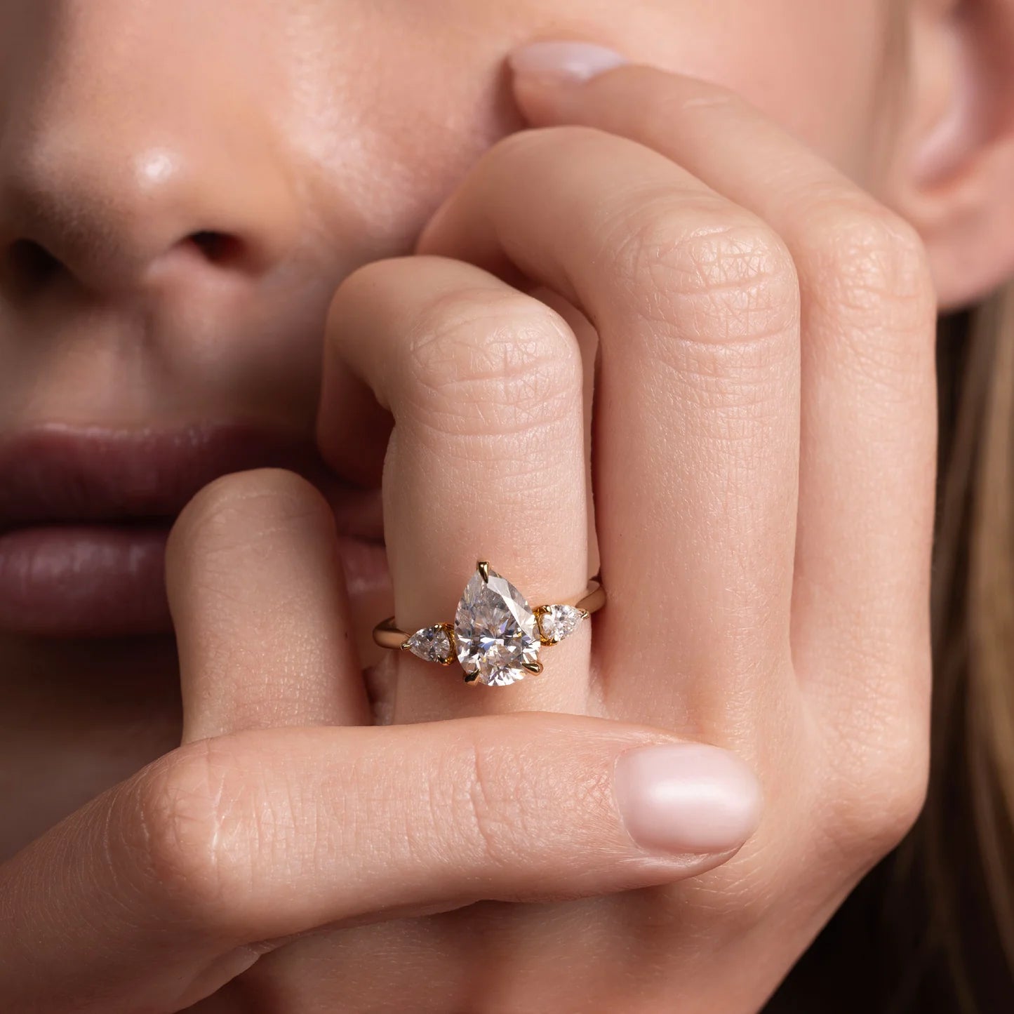 טבעת אירוסין יהלום טיפה 1.5 קראט ויהלומי טיפות בצדדים