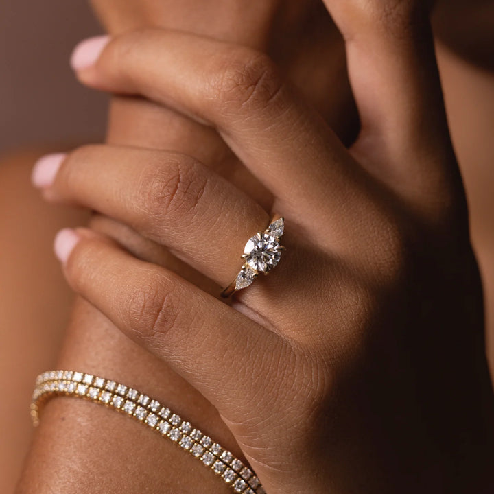 טבעת אירוסין יהלום עגול 1.5 קראט ויהלומי טיפות בצדדים