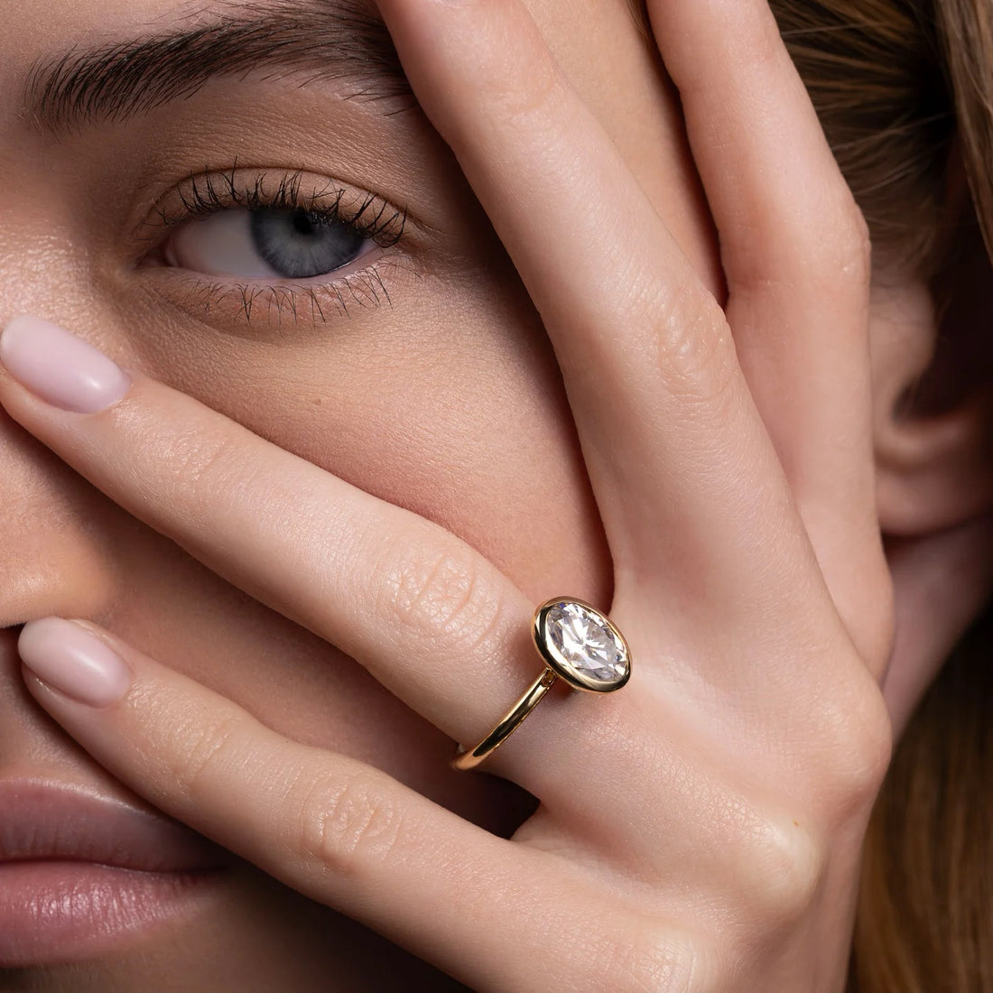 טבעת אירוסין סוליטר יהלום אובל 1.8 קראט בשיבוץ בזל