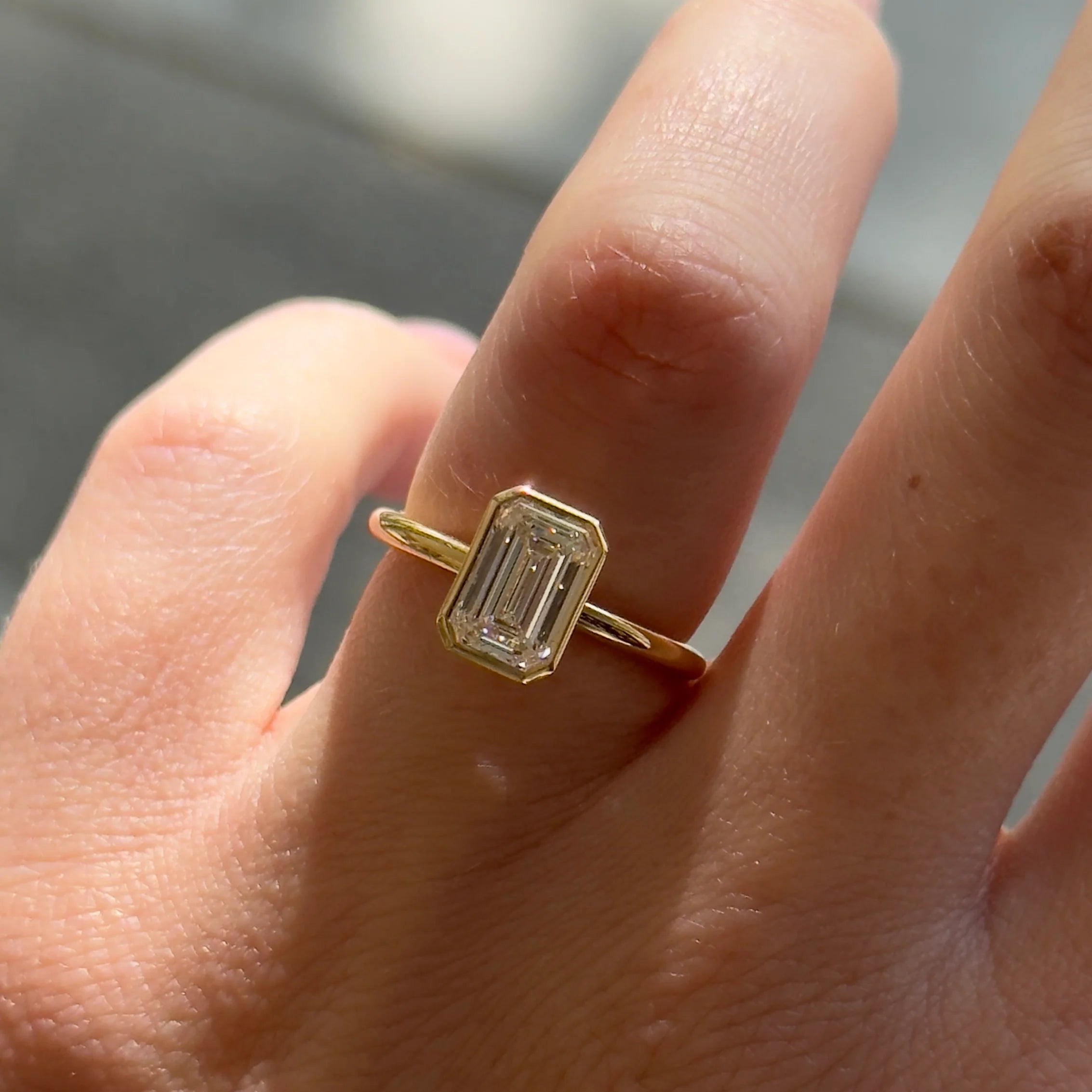 טבעת אירוסין סוליטר יהלום אמרלד 1.5 קראט בשיבוץ בזל