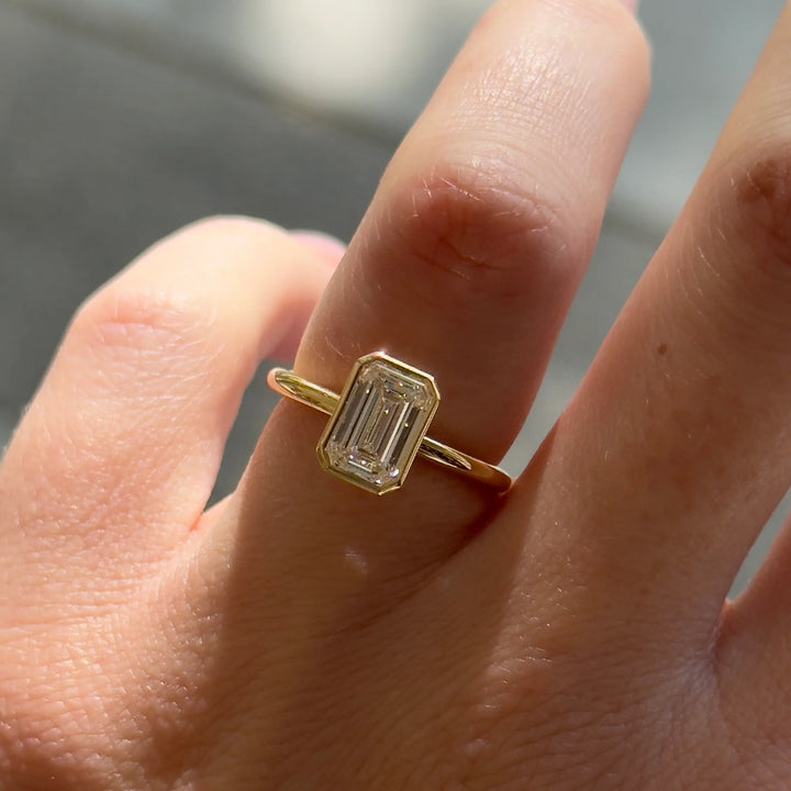 טבעת אירוסין סוליטר יהלום אמרלד 1.5 קראט בשיבוץ בזל