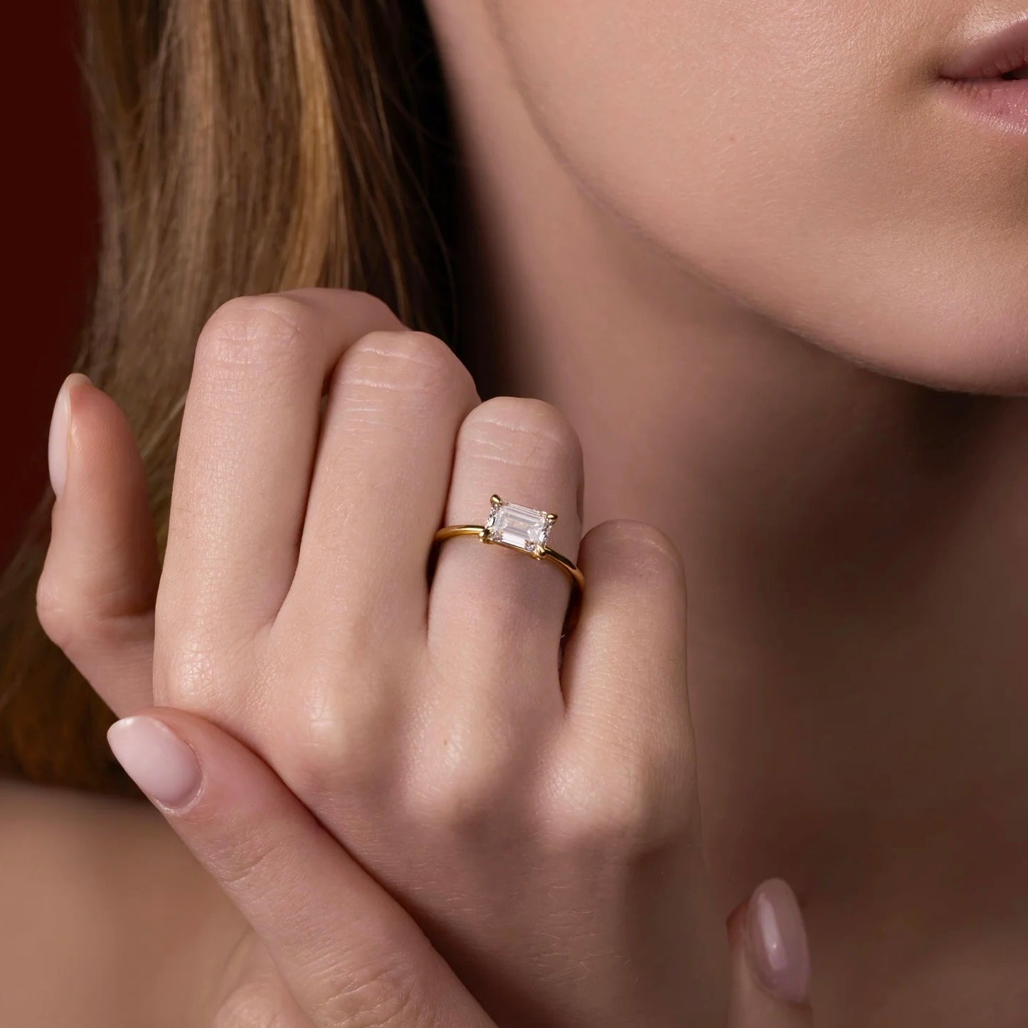 טבעת סוליטר בשיבוץ מזרח מערב יהלום אמרלד 1 קראט