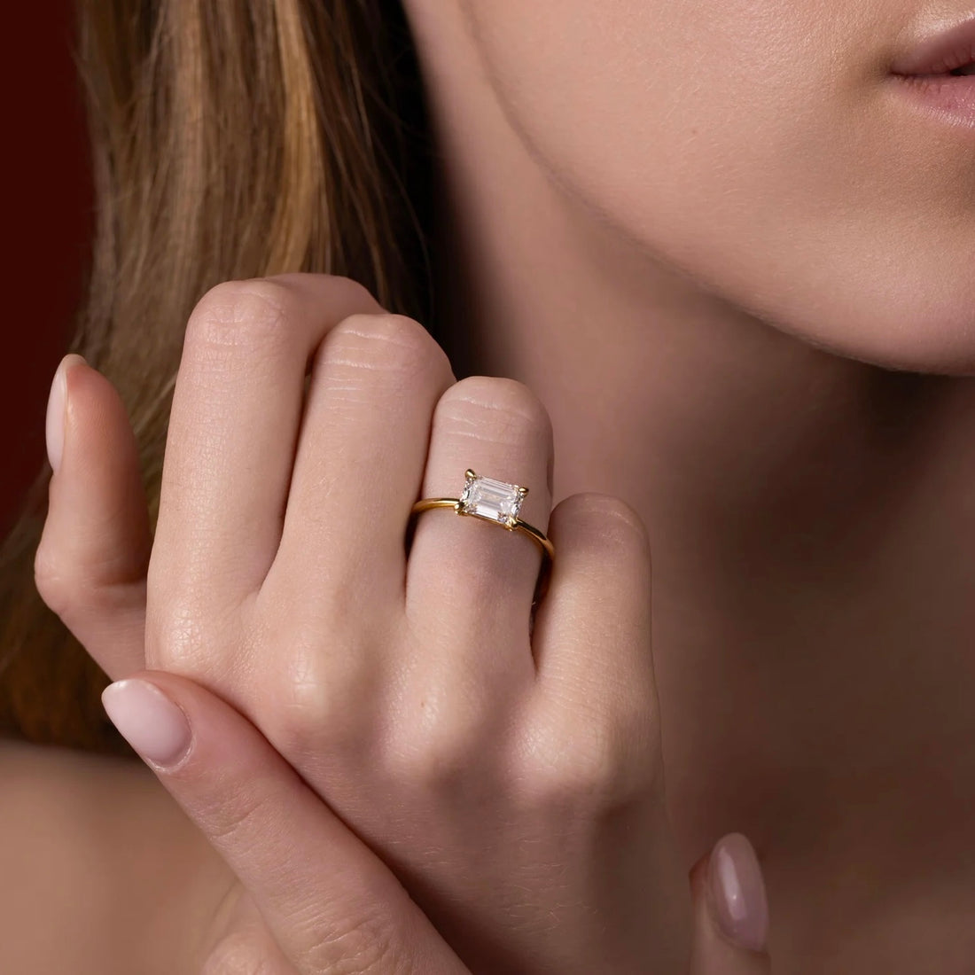 טבעת סוליטר בשיבוץ מזרח מערב יהלום אמרלד 1 קראט