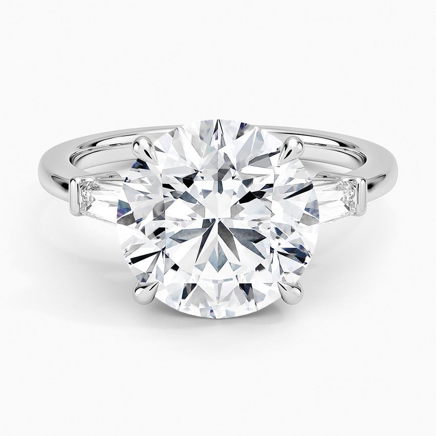 טבעת אירוסין יהלום עגול 4 קראט ויהלומי טייפר בצדדים