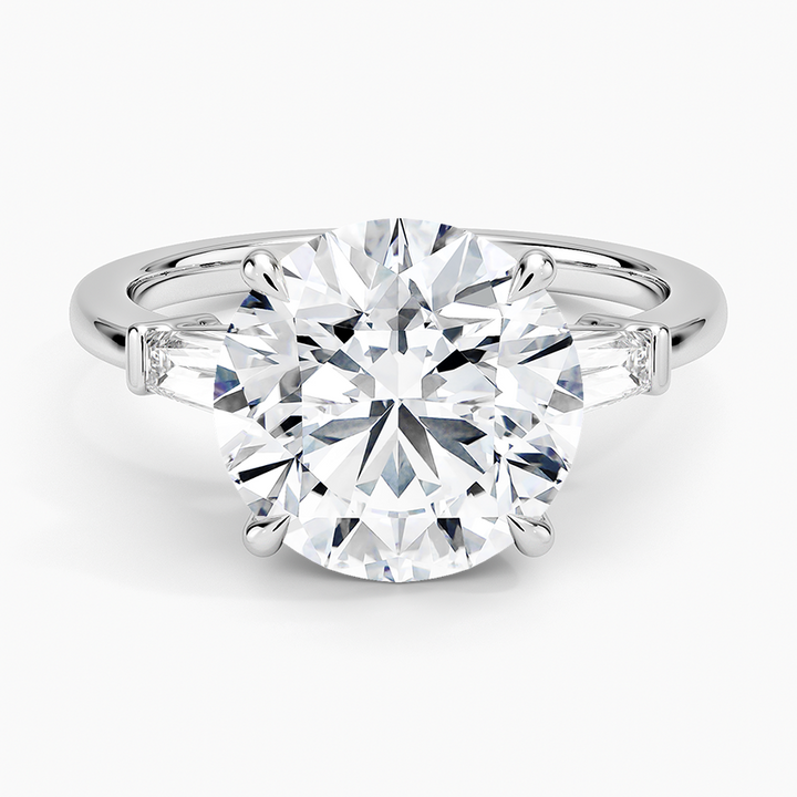 טבעת אירוסין יהלום עגול 4 קראט ויהלומי טייפר בצדדים