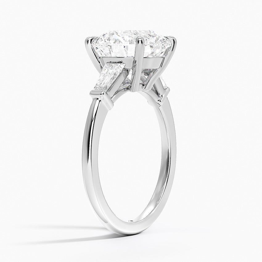 טבעת אירוסין יהלום עגול 4 קראט ויהלומי טייפר בצדדים