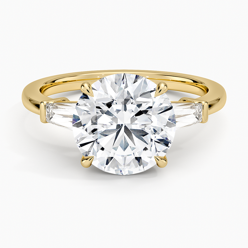 טבעת אירוסין יהלום עגול 4 קראט ויהלומי טייפר בצדדים