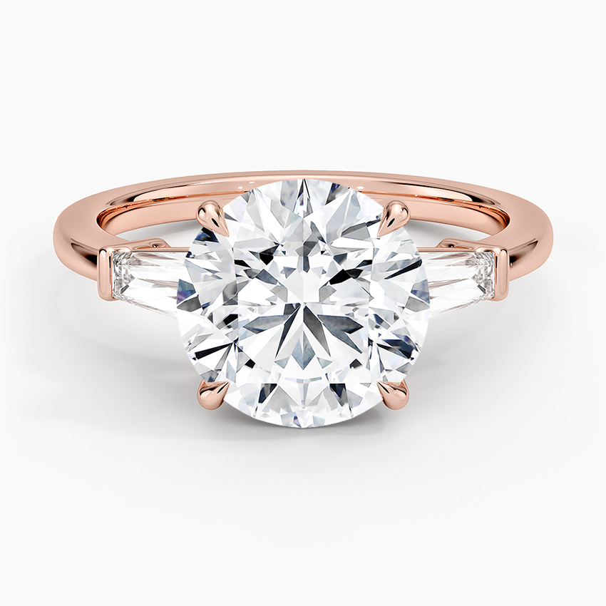 טבעת אירוסין יהלום עגול 4 קראט ויהלומי טייפר בצדדים