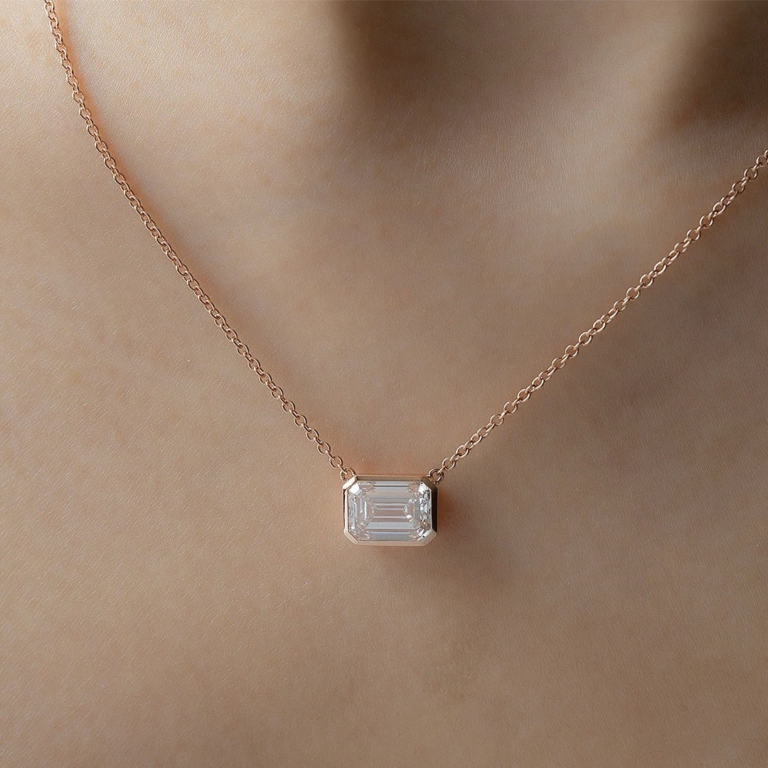 שרשרת סוליטר יהלום אמרלד 2 קראט מרחף בשיבוץ בזל מזרח-מערב