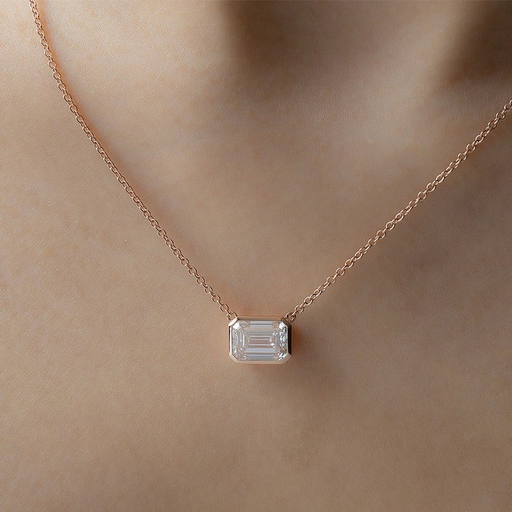 שרשרת סוליטר יהלום אמרלד 2 קראט מרחף בשיבוץ בזל מזרח-מערב