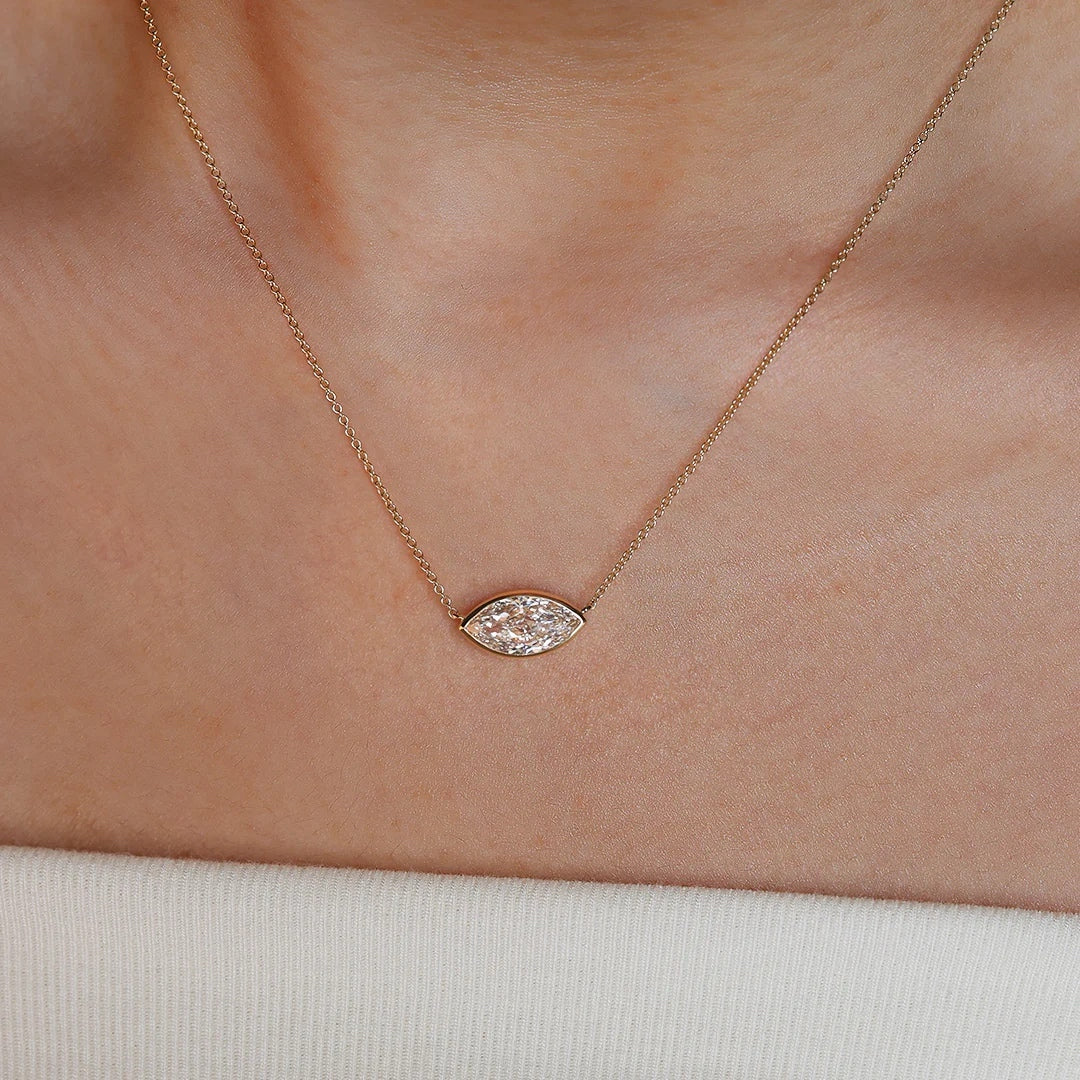 שרשרת סוליטר יהלום מרקיזה 2 קראט מרחף בשיבוץ בזל מזרח-מערב