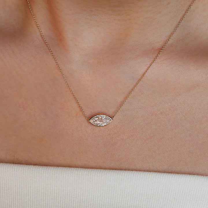 שרשרת סוליטר יהלום מרקיזה 2 קראט מרחף בשיבוץ בזל מזרח-מערב