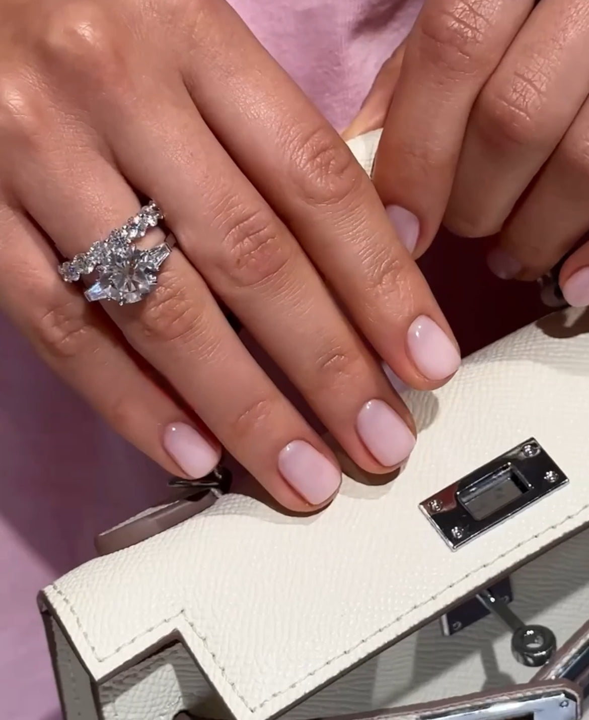 טבעת אירוסין יהלום עגול 4 קראט ויהלומי טייפר בצדדים