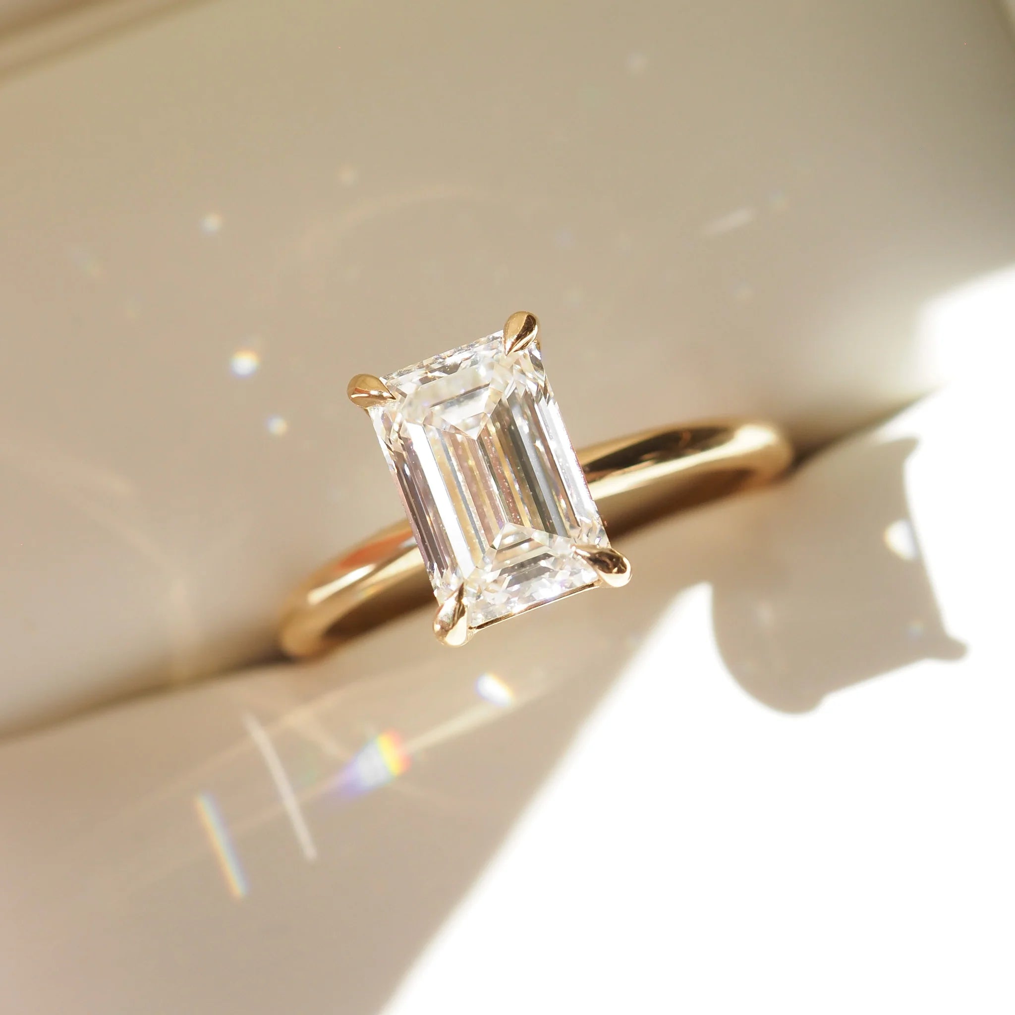 טבעת אירוסין סוליטר יהלום אמרלד 2 קראט