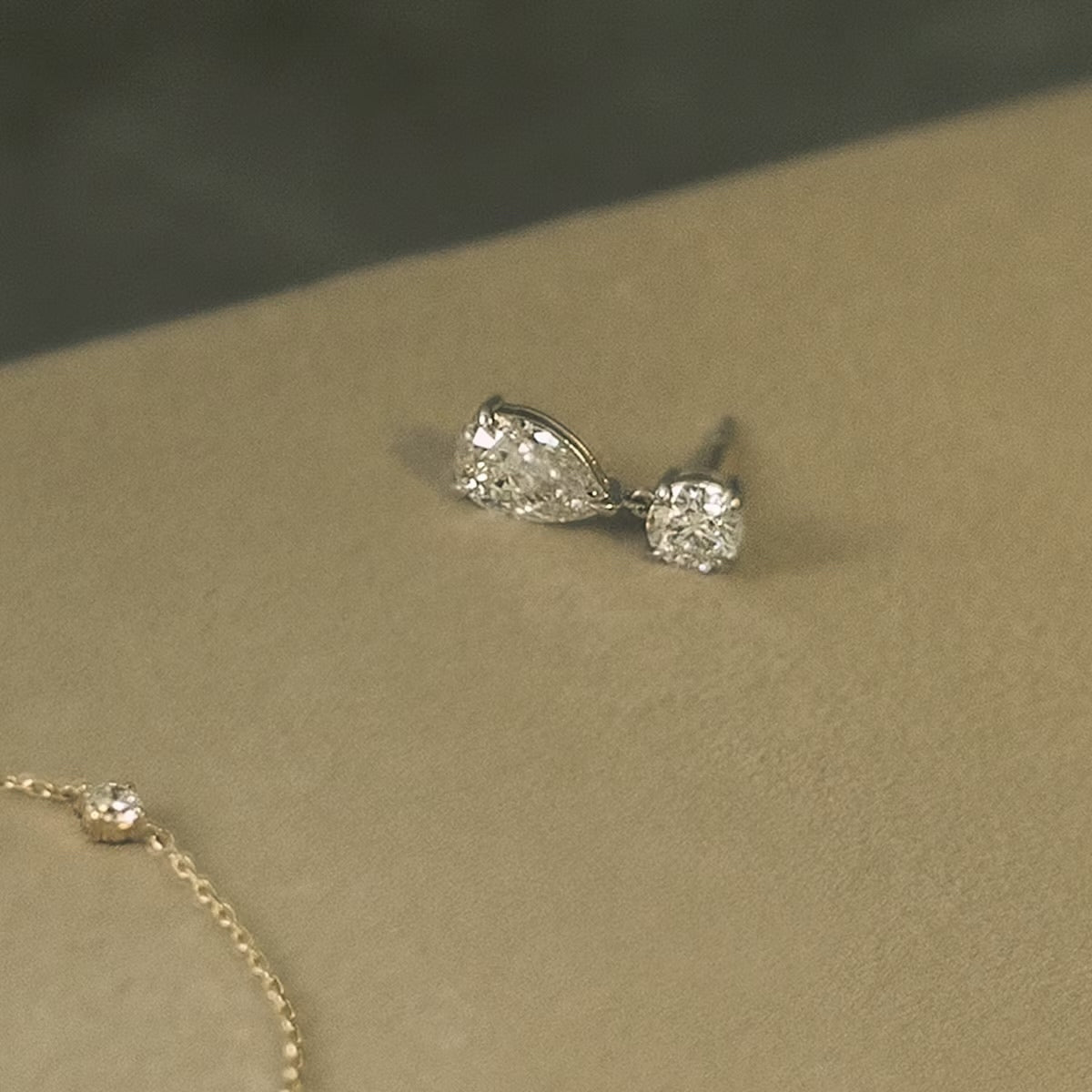 עגילי דרופ טיפה ויהלום עגול