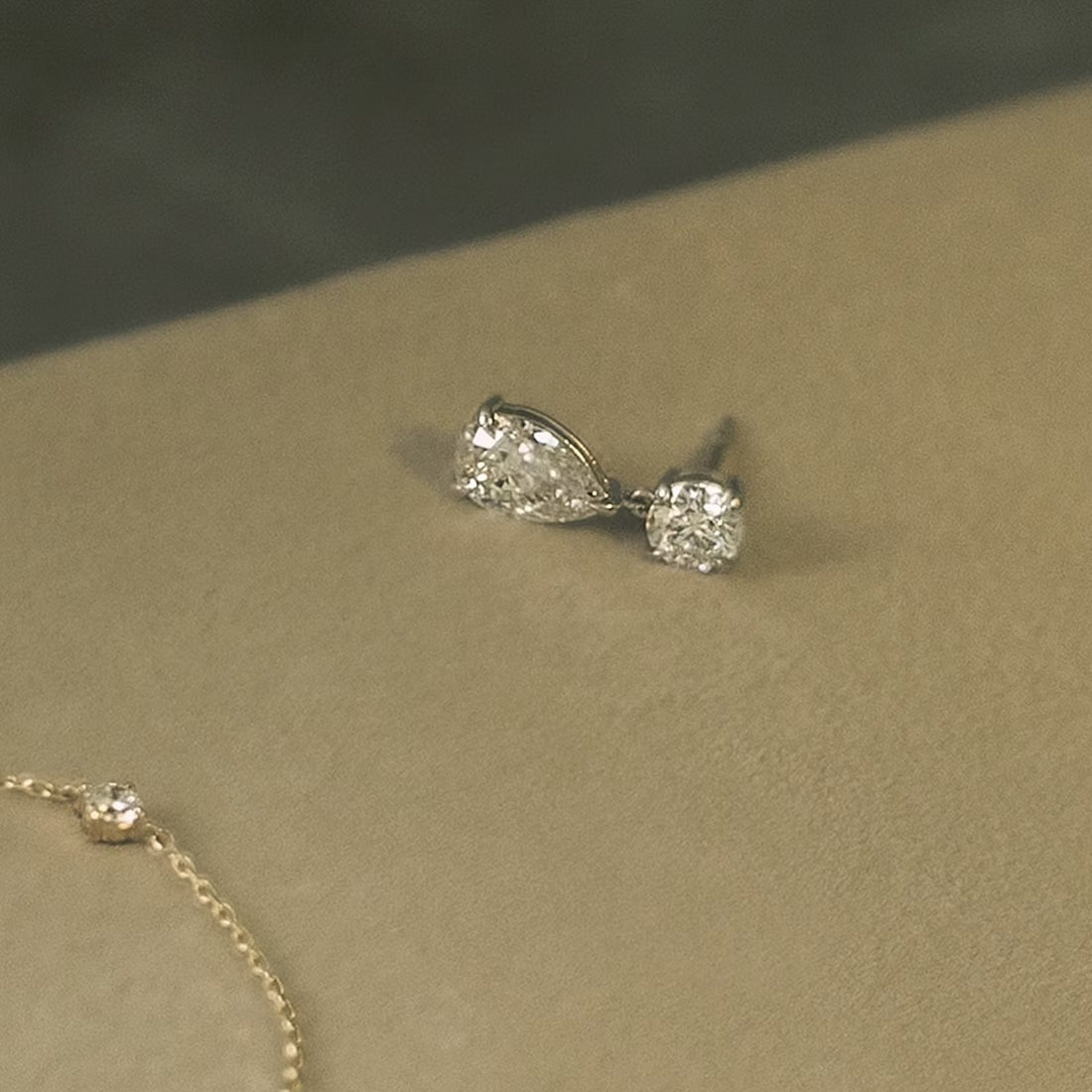 עגילי דרופ טיפה ויהלום עגול