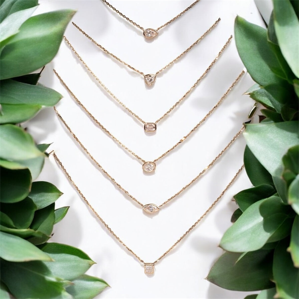 שרשרת סוליטר יהלום מרקיזה מרחף בשיבוץ בזל מזרח-מערב