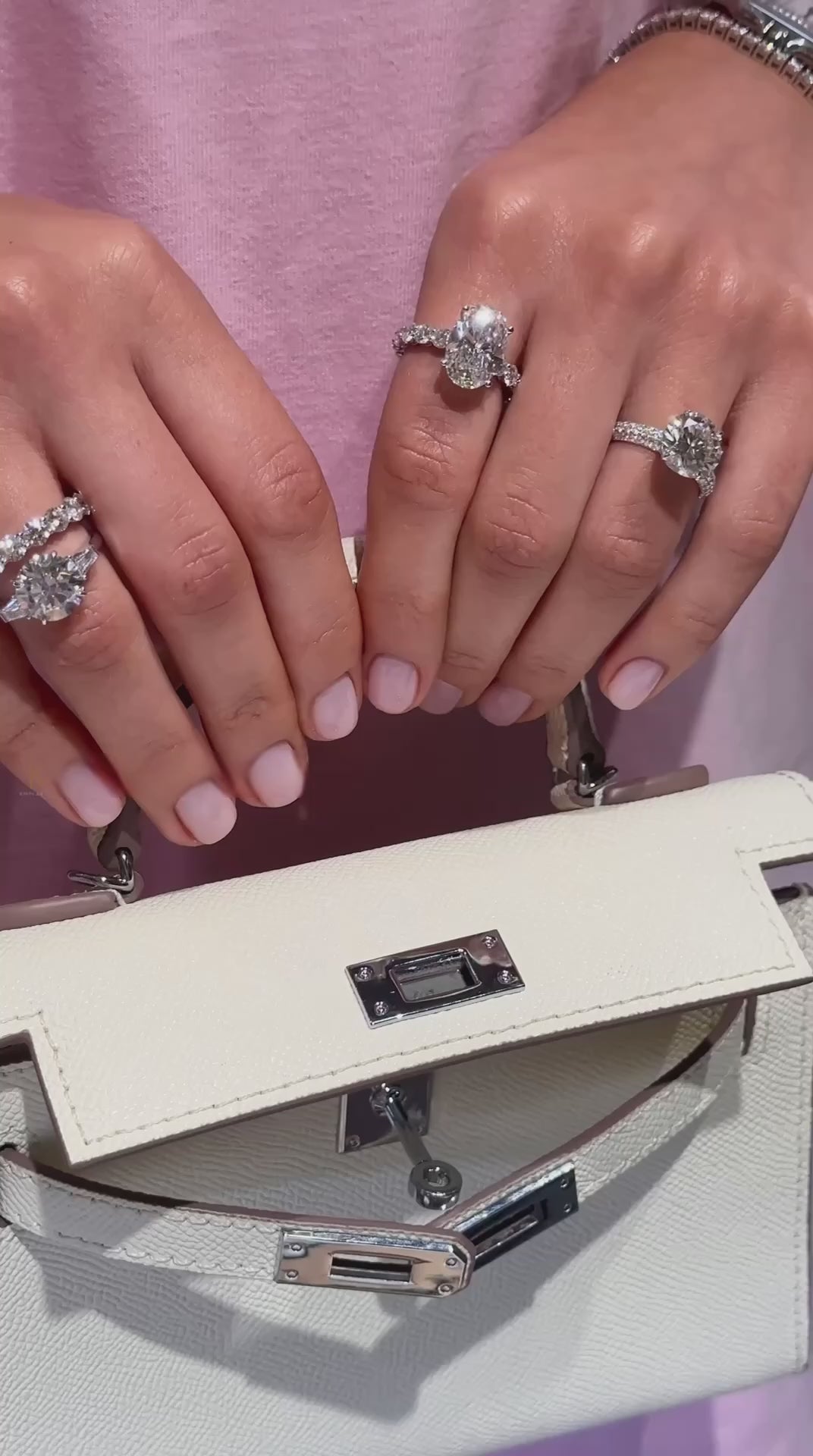 טבעת אירוסין יהלום עגול 4 קראט ויהלומי טייפר בצדדים