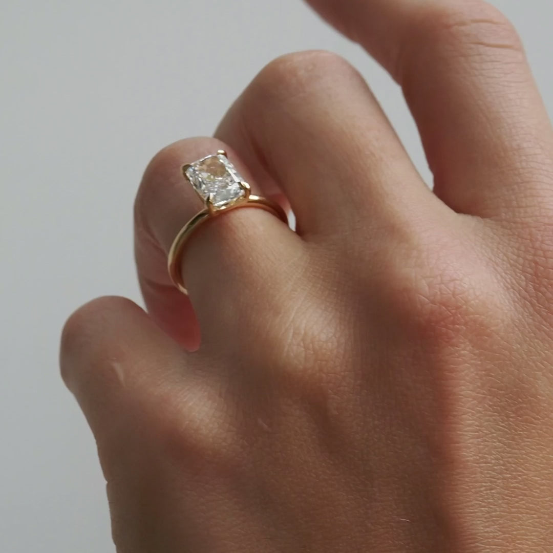 טבעת אירוסין סוליטר יהלום קושן ארוכה 2.7 קראט