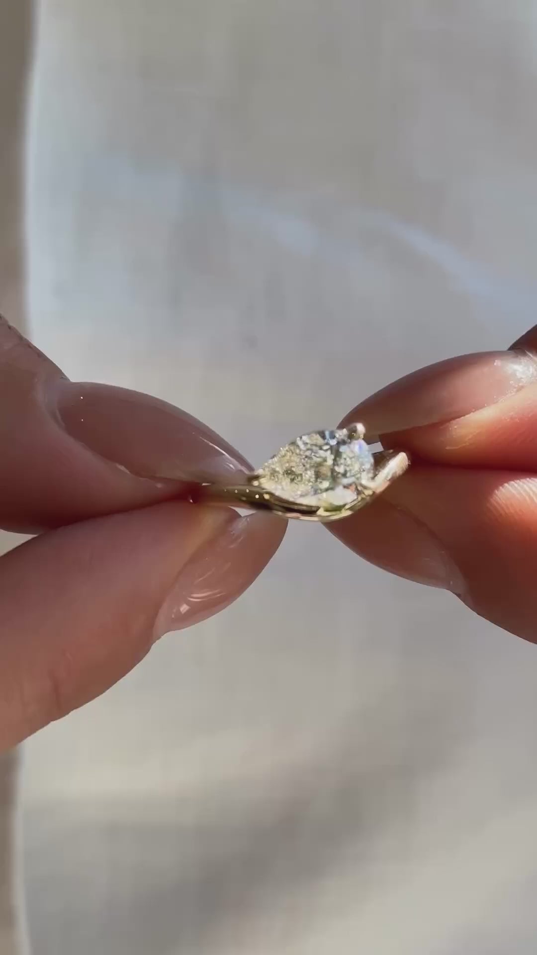 טבעת טוויסט יהלום טיפה 1.5 קראט בשיבוץ מזרח מערב