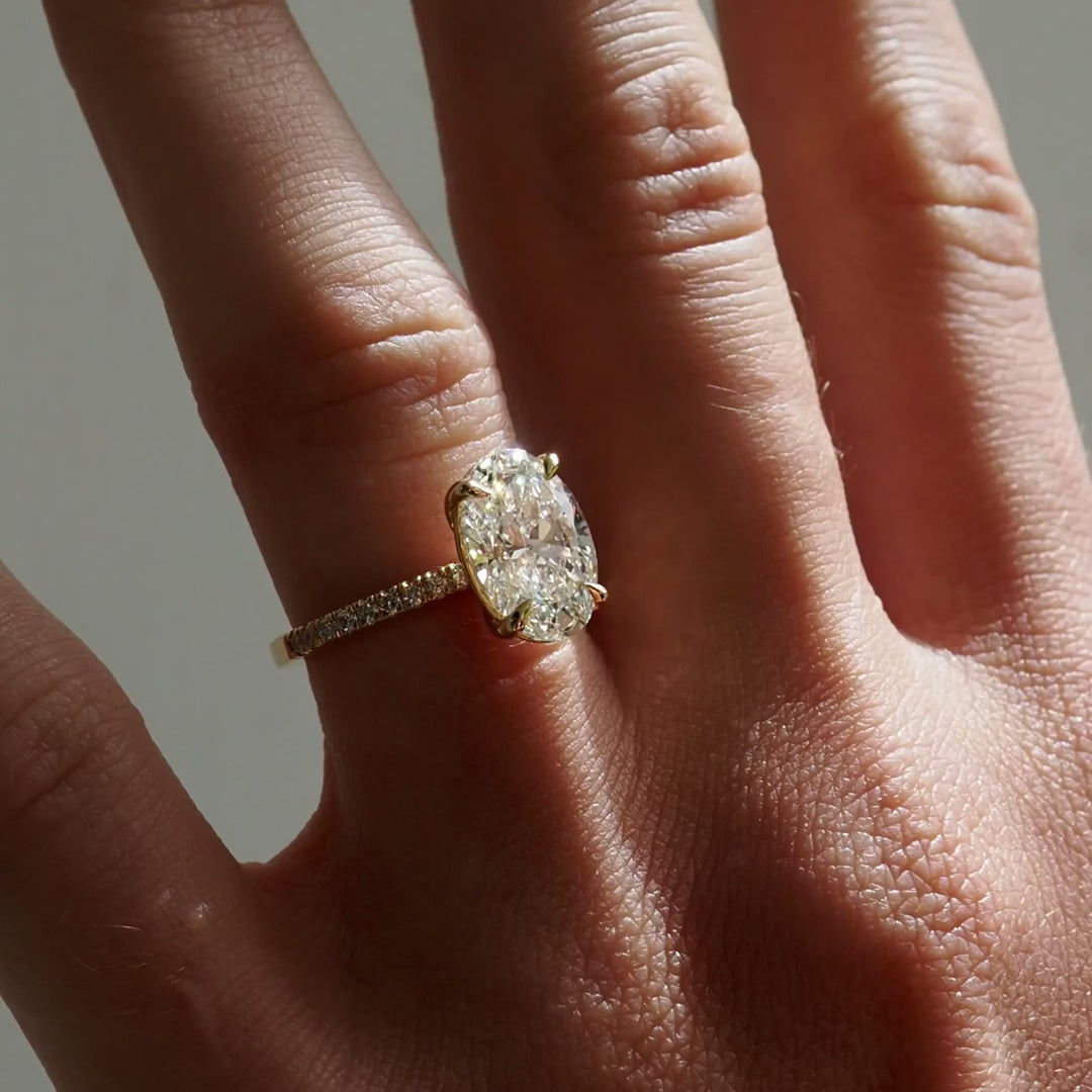 טבעת אירוסין יהלום אובל 3 קראט עם יהלומי צד