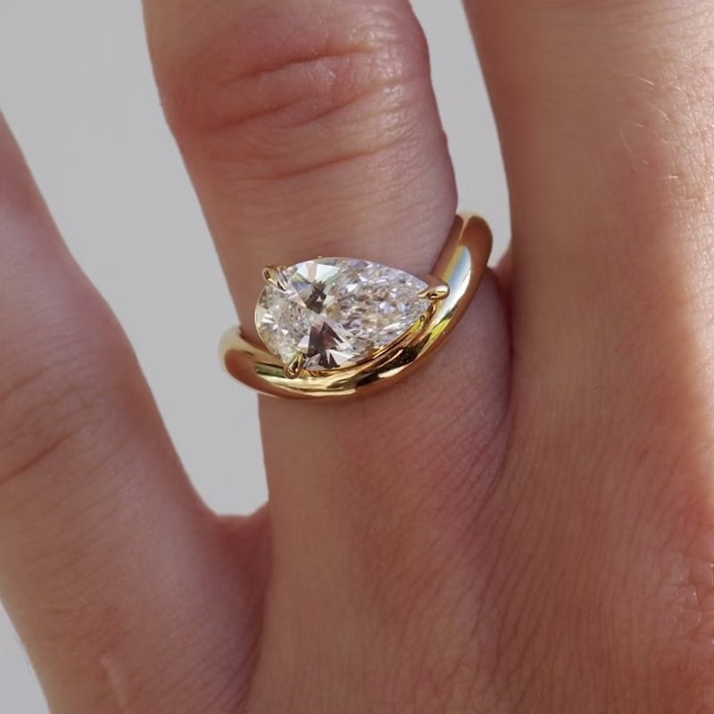 טבעת טוויסט יהלום טיפה 2 קראט בשיבוץ מזרח מערב