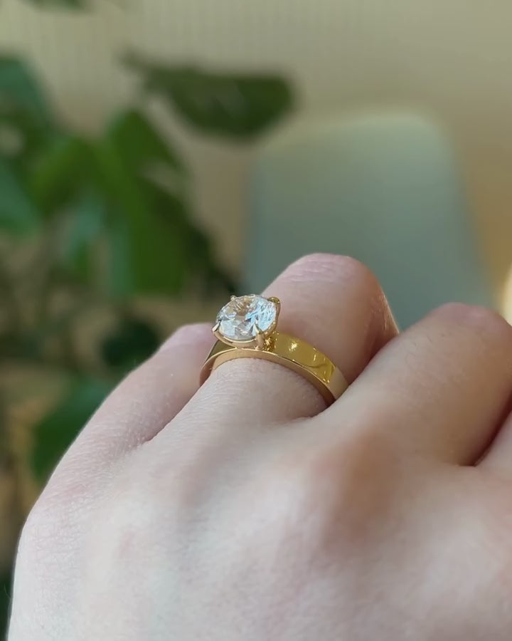 טבעת אירוסין סוליטר יהלום עגול 1.5 קראט בעובי 4 מילימטר