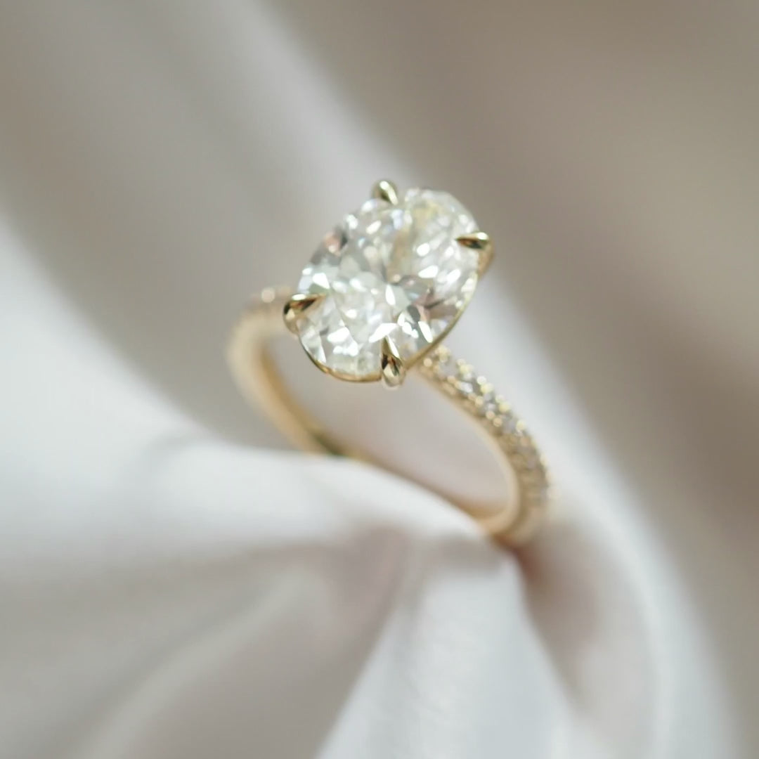 טבעת אירוסין יהלום אובל 3 קראט עם יהלומי צד